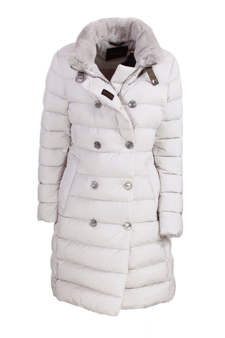 Shop MOORER  Piumino: MooRER cappotto doppio petto "LONGAN", imbottito internamente in piuma d’oca.
Corpetto, removibile, trapuntato a boudin.
Chiusura davanti con zip nascosta a doppio cursore.
Bottoni in madreperla.
Tasche laterali.
Collo impreziosito da una pelliccia staccabile e un alamaro in pelle.
Composizione: 95% poliammide 5% poliuretanica.
Imbottitura: 100% piumino d' oca.
High Comfort -5/+12 gradi centigradi.
Fabbricato in Italia.. LONGAN-U0119